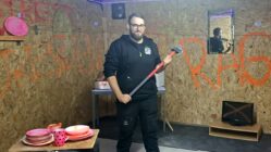 Trümmer machen glücklich Stefan Hecker hat den ersten Rage-Room in Dresden eröffnet. Foto: Jakub Gawlik
