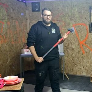 Stefan Hecker hat den ersten Rage-Room in Dresden eröffnet. Foto: Jakub Gawlik