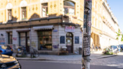NO-GO!: für mehr Awareness und Sicherheit beim Feiern An der Ecke Kamenzer Straße und Schönfelder Straße prangt ein Sticker von NO-GO. Unter dem QR-Code findet man die Umfrage. Foto: Sebastian Diehl