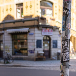 An der Ecke Kamenzer Straße und Schönfelder Straße prangt ein Sticker von NO-GO. Unter dem QR-Code findet man die Umfrage. Foto: Sebastian Diehl