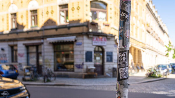 An der Ecke Kamenzer Straße und Schönfelder Straße prangt ein Sticker von NO-GO. Unter dem QR-Code findet man die Umfrage. Foto: Sebastian Diehl