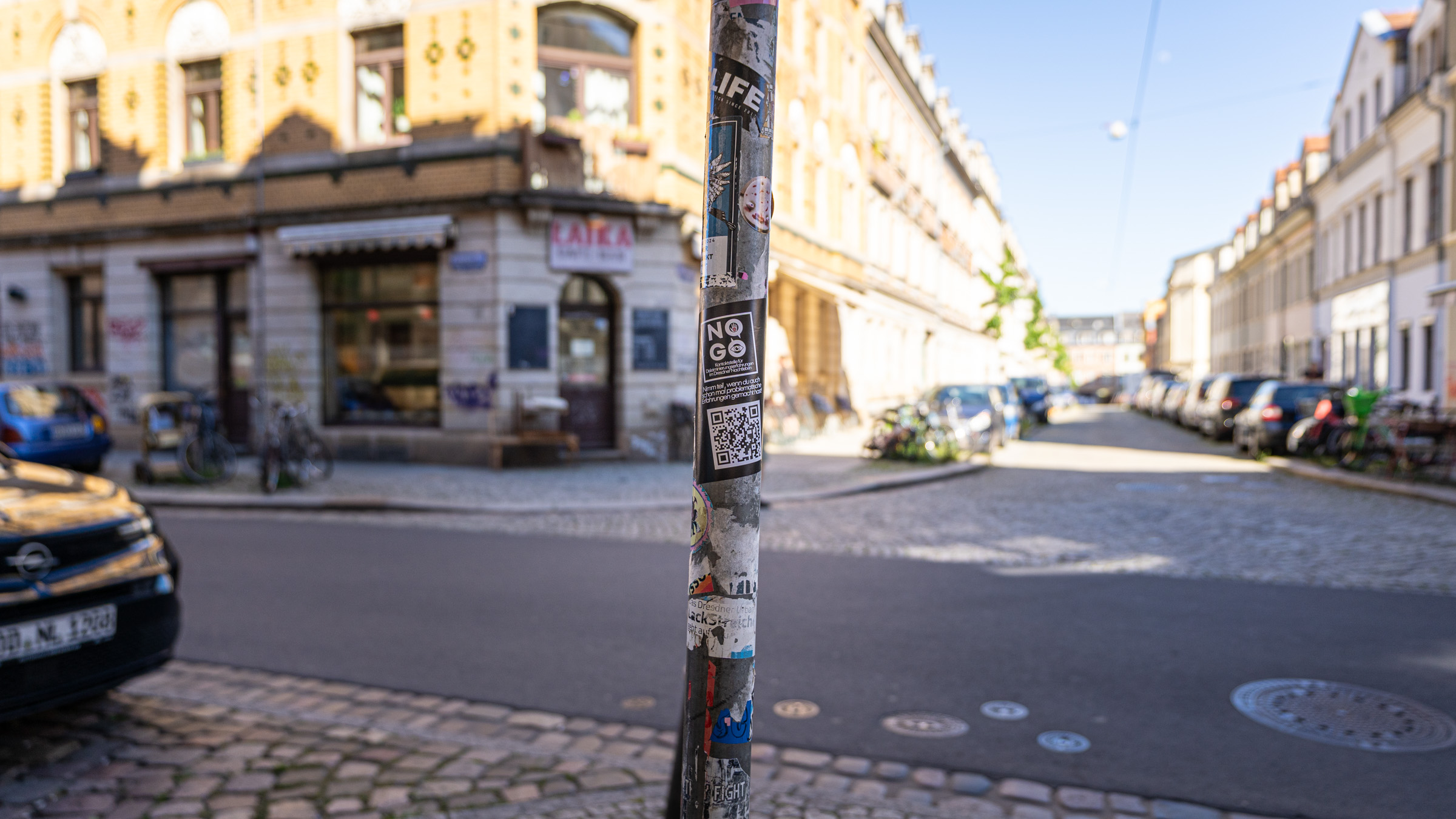An der Ecke Kamenzer Straße und Schönfelder Straße prangt ein Sticker von NO-GO. Unter dem QR-Code findet man die Umfrage. Foto: Sebastian Diehl