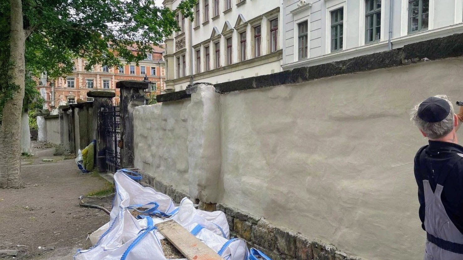 Erneuerte Friedhofsmauer - Foto: Landesverband Sachsen der Jüdischen Gemeinden