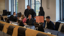 Nach Messerangriff in Straßenbahn - Urteil am Landgericht gefällt Die Angeklagten Majd A. (links) und Ismail H. (rechts) verdeckt von Aktenordnern auf der Anklagebank it ihren Verteidigerinnen. Foto: Florian Varga
