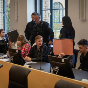Die Angeklagten Majd A. (links) und Ismail H. (rechts) verdeckt von Aktenordnern auf der Anklagebank. - Foto: Florian Varga