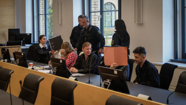 Die Angeklagten Majd A. (links) und Ismail H. (rechts) verdeckt von Aktenordnern auf der Anklagebank. - Foto: Florian Varga
