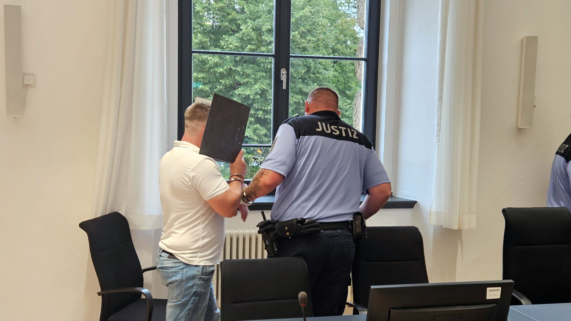 Frisch aus der Untersuchungshaft - der Angeklagte wird vorgeführt. Foto: Anton Launer