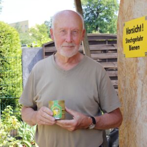 Hobby-Imker Günter Richter lädt zum Tag der offenen Tür. Foto: Anton Launer
