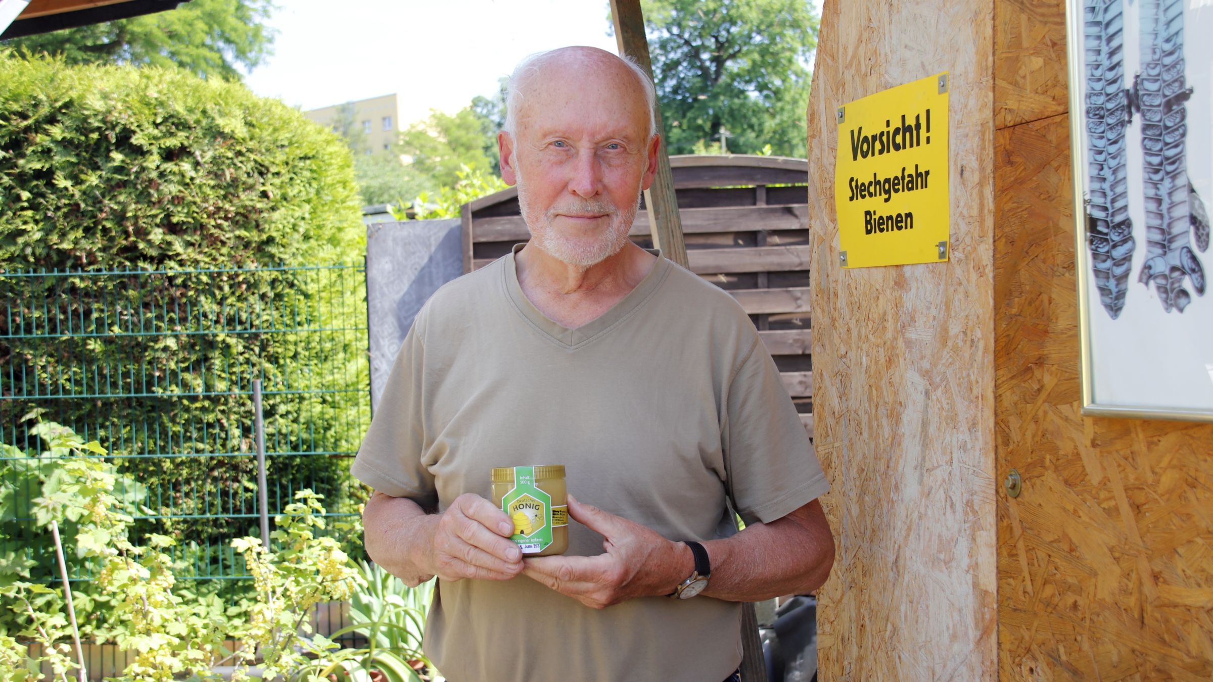Hobby-Imker Günter Richter lädt zum Tag der offenen Tür. Foto: Anton Launer