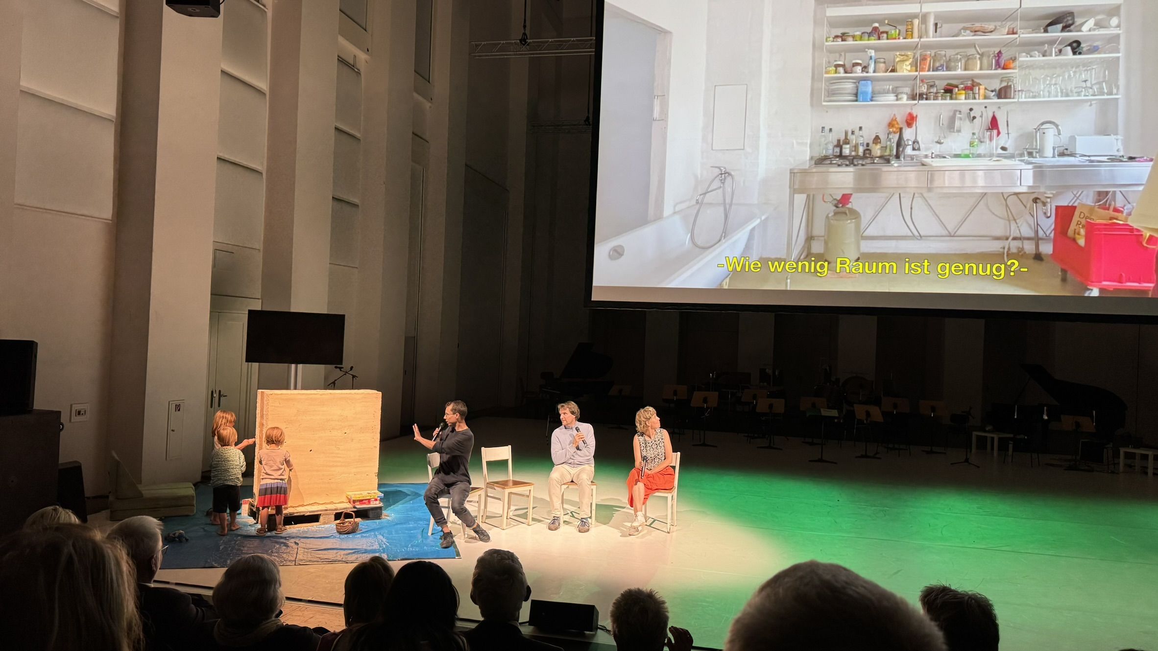 Prof. Florian Summa vom Architekturbüro Summacumfemmer aus Leipzig (links) im Gespräch mit Prof. Dr. Anika Gründer und Prof. Florian Kirfel vom Studio Gründer Kirfel aus Bedheim (rechts), während die Kinder ein Wandmodell bearbeiten. Foto: Nadine Faust