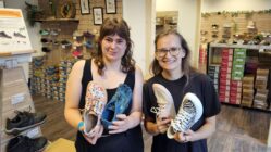 Barfüßler an der Bautzner Straße: Neue Räume, doppelte Fläche Marika Sauer und Christiane Casper vom Barfüßler - Foto: Anton Launer