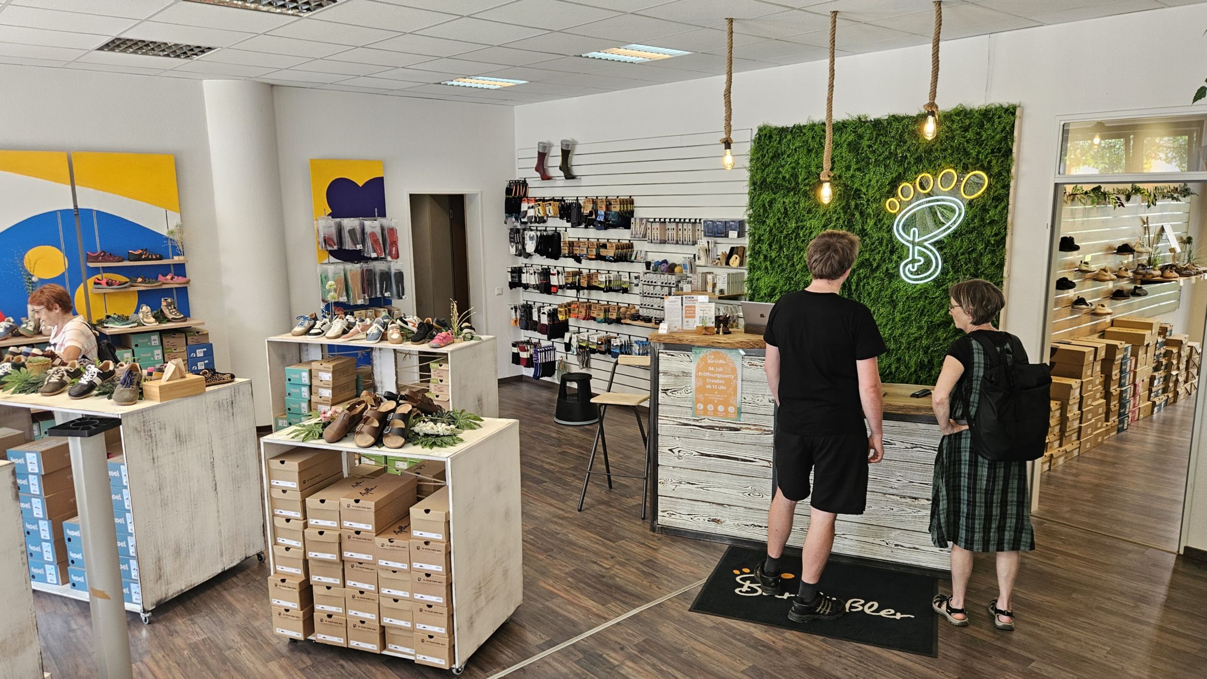 Neuer, großer und aufgeräumter Raum für Barfußschuhe - Foto: Anton Launer