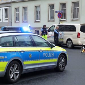 Radfahrerin nach Kollision mit Taxi im Hechtviertel schwer verletzt Polizei bei der Unfallaufnahme an der Rudolf-Leonhard-Straße - Foto: Roland Halkasch