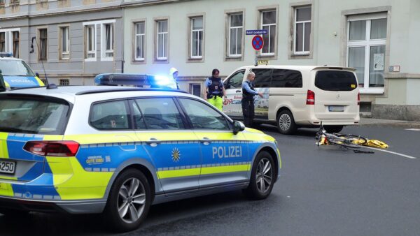 Polizei bei der Unfallaufnahme an der Rudolf-Leonhard-Straße - Foto: Roland Halkasch