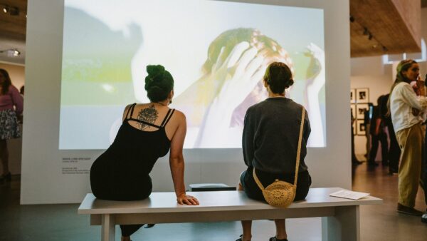 Besucherinnen in der aktuellen Ausstellung "7 Sünden" - Foto: Archiv der Avantgarden - Thomas Schlorke