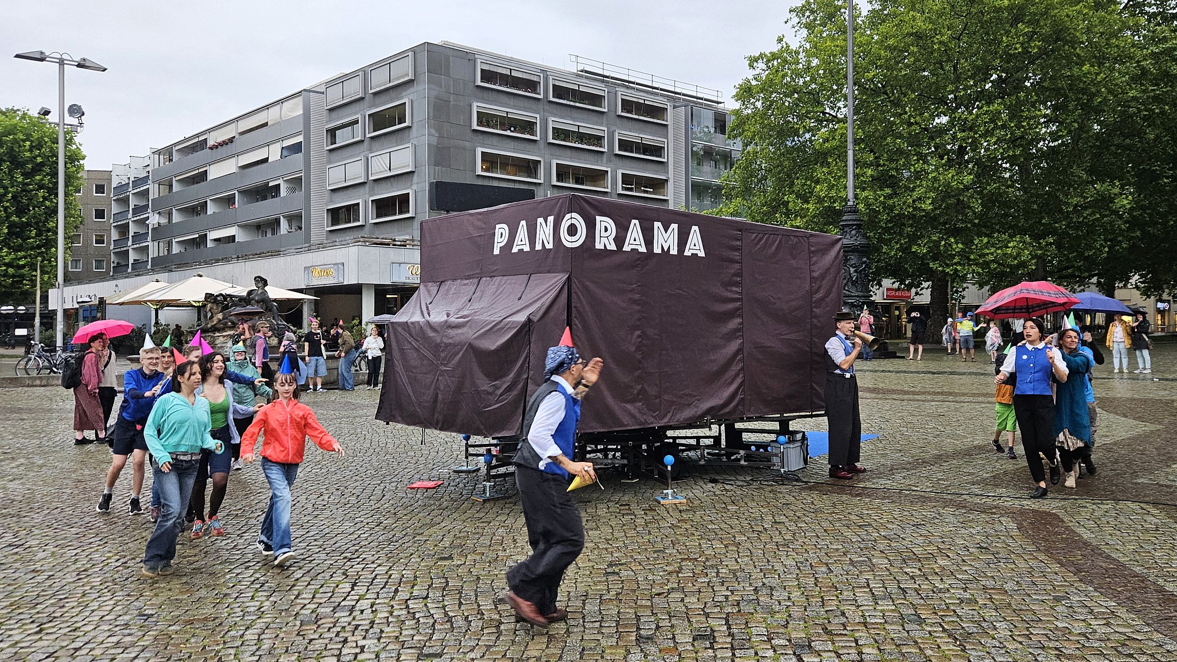 Panorama-Show im Regen - Foto: Anton Launer