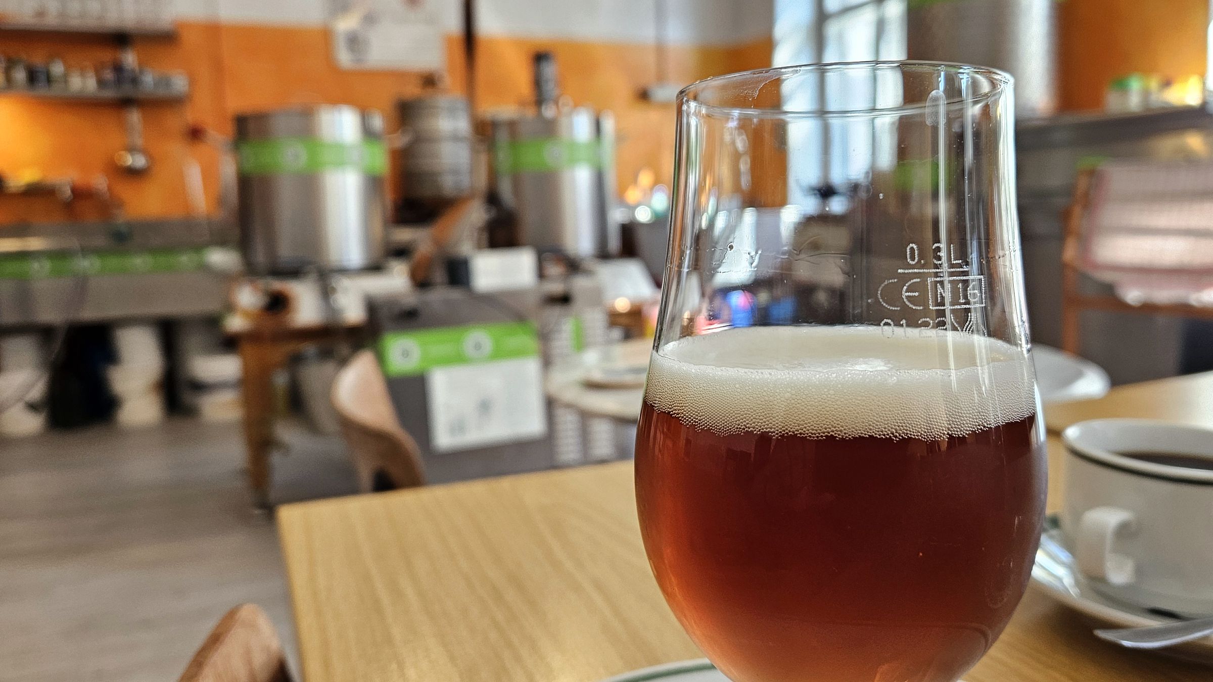 Das erste Bier ist wieder gebraut: "Elbhang rot" - aktuell erhältlich im Bautzner Tor. Foto: Anton Launer