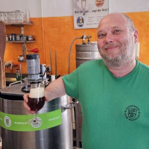 Christian "Lenin" Schwingenheuer strahlt. Die Neustädter Hausbrauerei braut wieder. Foto: Anton Launer