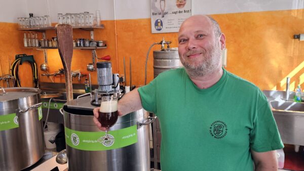 Christian "Lenin" Schwingenheuer strahlt. Die Neustädter Hausbrauerei braut wieder. Foto: Anton Launer