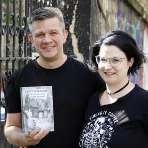 Neuer Neustadt-Krimi führt auf den Alten Jüdischen Friedhof Marcus Wächtler und Ann-Marie Eßer-Wächtler haben das Buch gemeinsam geschrieben. Foto: Anton Launer