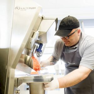 Marcel Schmidt, ein Beschäftigter der Weissiger Werkstätten, bei der Eisproduktion in der Küche. Foto: Anke-Wollten-Thom