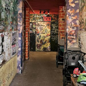 Kneipe im Hinterhaus: Die Hundert - Foto: Anton Launer