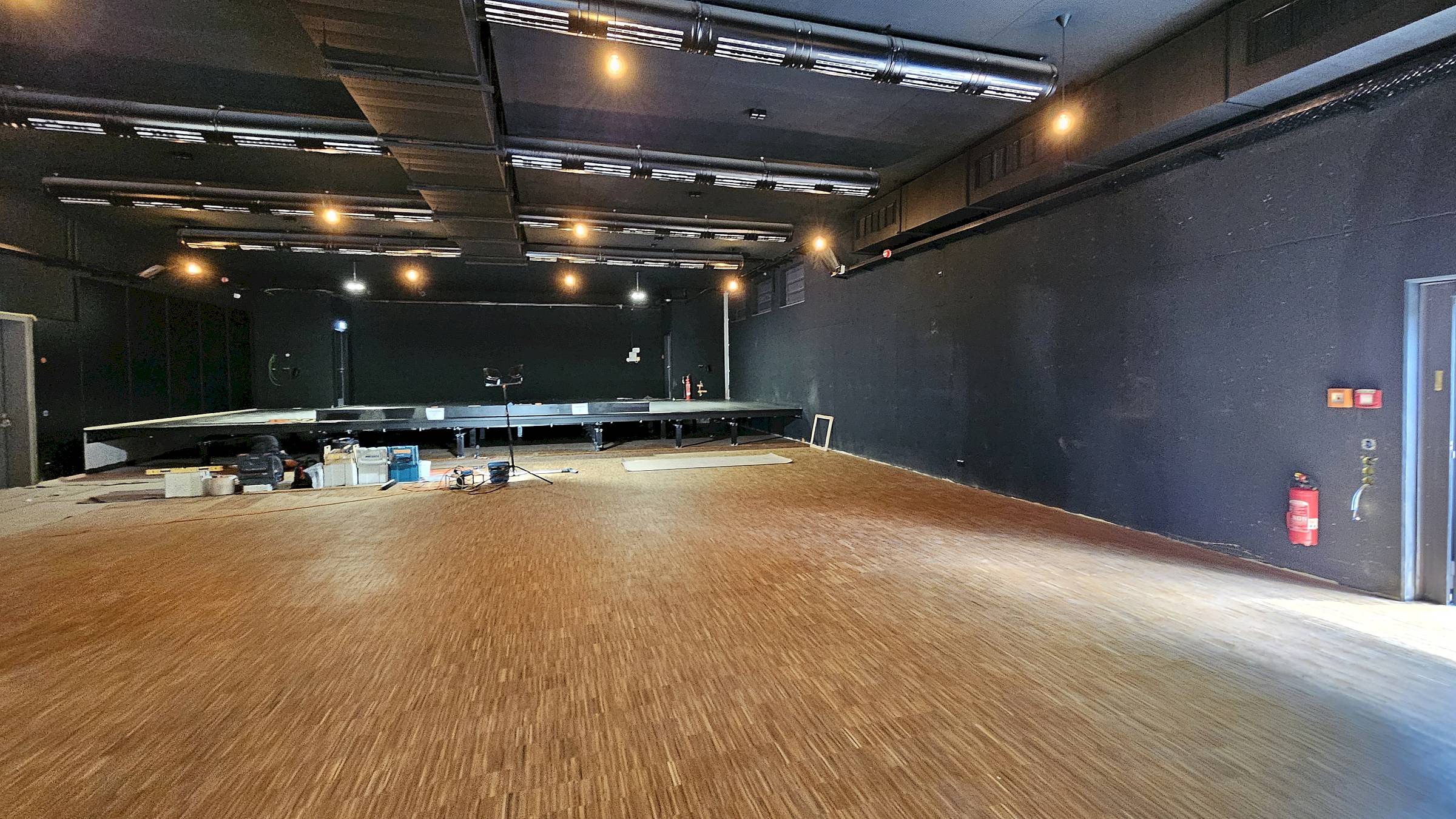 In dem großen Saal sollen nun exakt 546 Personen Platz finden. Foto: Anton Launer