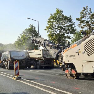 Bauarbeiten auf der Stauffenbergallee Mit schwerem Gerät wird die Straße aufgefräßt. Foto: Anton Launer