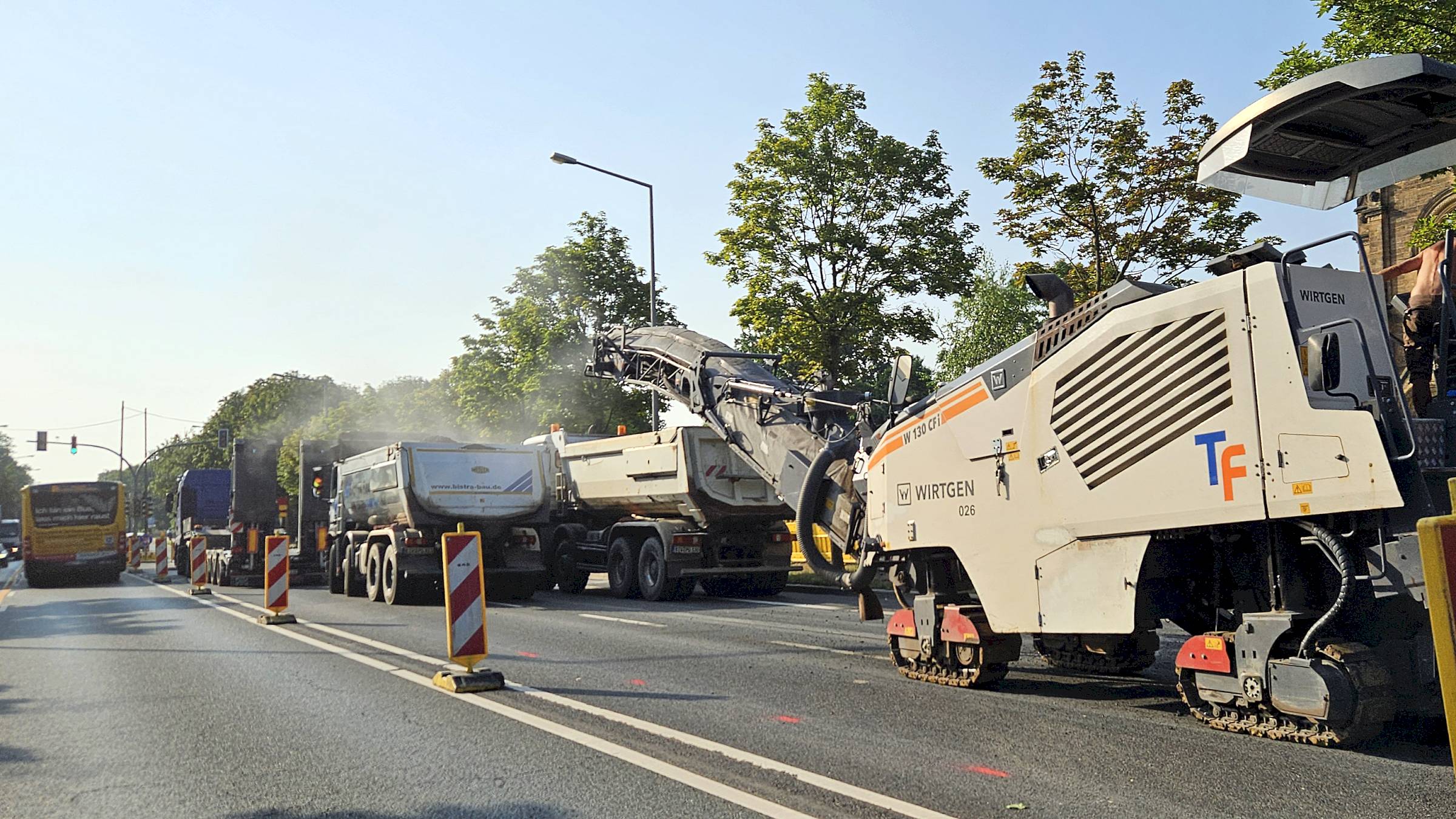 Mit schwerem Gerät wird die Straße aufgefräst. Foto: Anton Launer