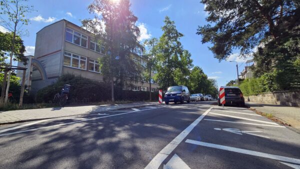 Neue Markierungen an der 103. Grundschule "Unterm Regenbogen" auf der Hohnsteiner Straße - Foto: Anton Launer