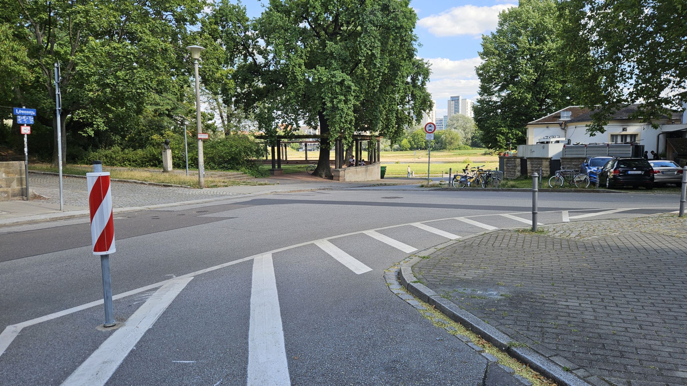 Poller und Markierungen an der 4. Grundschule "Am Rosengarten" - Foto: Anton Launer
