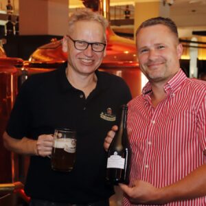 Braumeister Holger Stark und Geschäftsleiter Florian Hamm mit dem Jubiläumsbier. Foto: Anton Launer