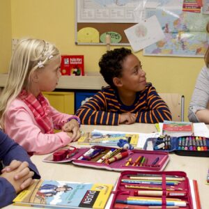 Lehrerin mit drei Grundschulkindern - Foto: Studienkreis