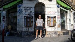 Initiative zum Erhalt des Grüntals gegründet Hat am Montag das Grüntal zum letzten Mal aufgeschlossen. René Moldau vor seinem Laden. Foto: Ellen Isabell Richter