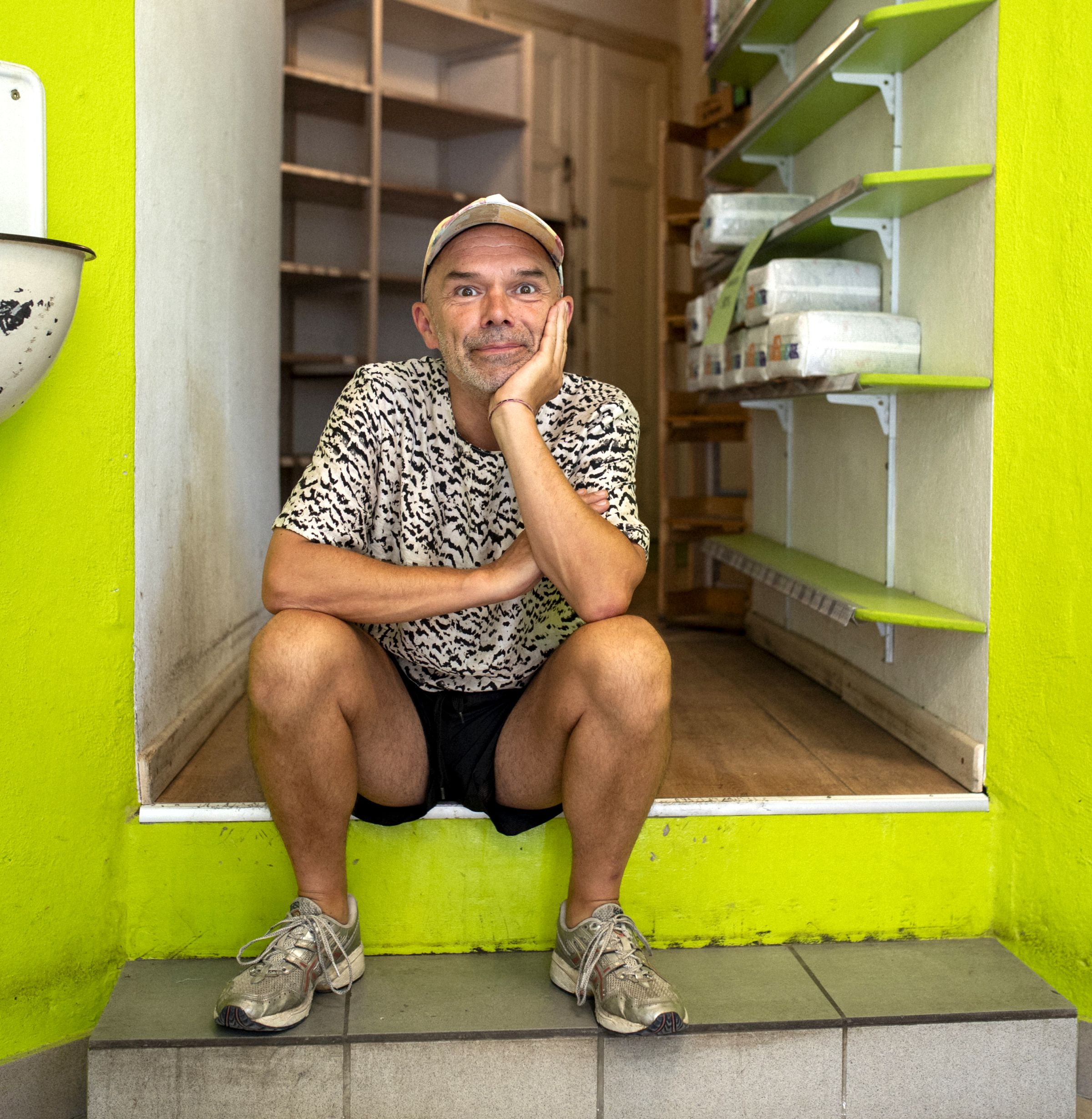 Hat am Montag das Grüntal zum letzten Mal aufgeschlossen. René Moldau vor leeren Regalen. Foto: Ellen Isabell Richter
