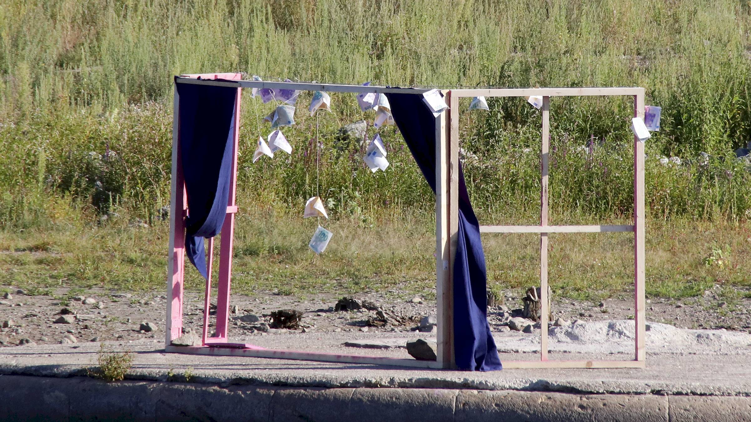 Die Initiative Verkehrswende installierte auf dem Fundament der Carolabrücke ein Fenster mit Geld. Foto: Anton Launer