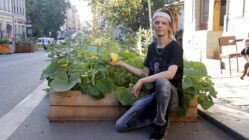 Der Kürbisgärtner von der Louisenstraße Hat das Beet auf der Louisenstraße adoptiert: Justin Strombach - Foto: Anton Launer