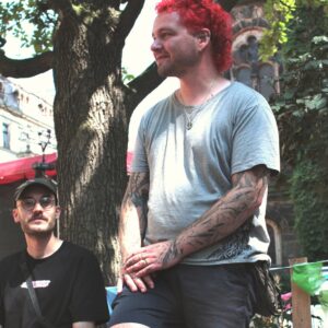 Neben Schüler*innen richtet sich die Arbeit von Maurice Momo Cisar (links) und Emanuel Siewert auch an Akteur*innen des Nachtlebens. Sie bieten Workshops für Schulen und Awarenessteams an. (Foto: Victor Franke)