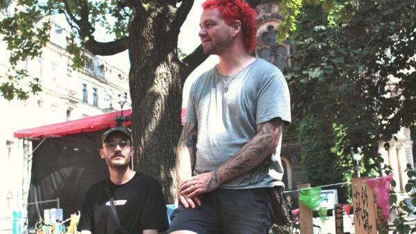 Neben Schüler*innen richtet sich die Arbeit von Maurice Momo Cisar (links) und Emanuel Siewert auch an Akteur*innen des Nachtlebens. Sie bieten Workshops für Schulen und Awarenessteams an. (Foto: Victor Franke)