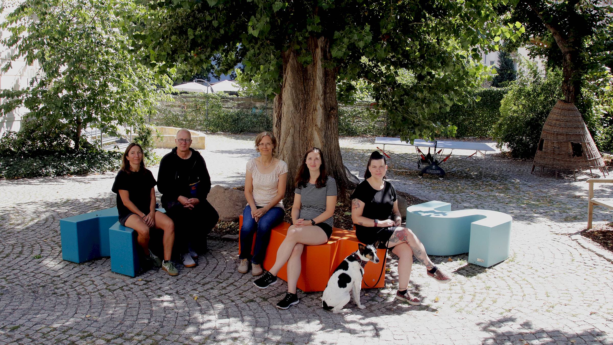 Sechs von mehr als dreißig: Schulsozialpädagogin Melanie Zachariä, Geschäftsführer Dirk Luther, Schulleiterin Daniela Freytag, Saskia Fuchs aus dem Schulbüro, Schulhund Frieda und Nancy Beer vom Schulhort (v.l.) - Foto: Anton Launer