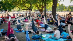 Tausende Yogi im Alaunpark Tausende Yogi im Alaunpark - Foto: PR/Hendrik Meyer