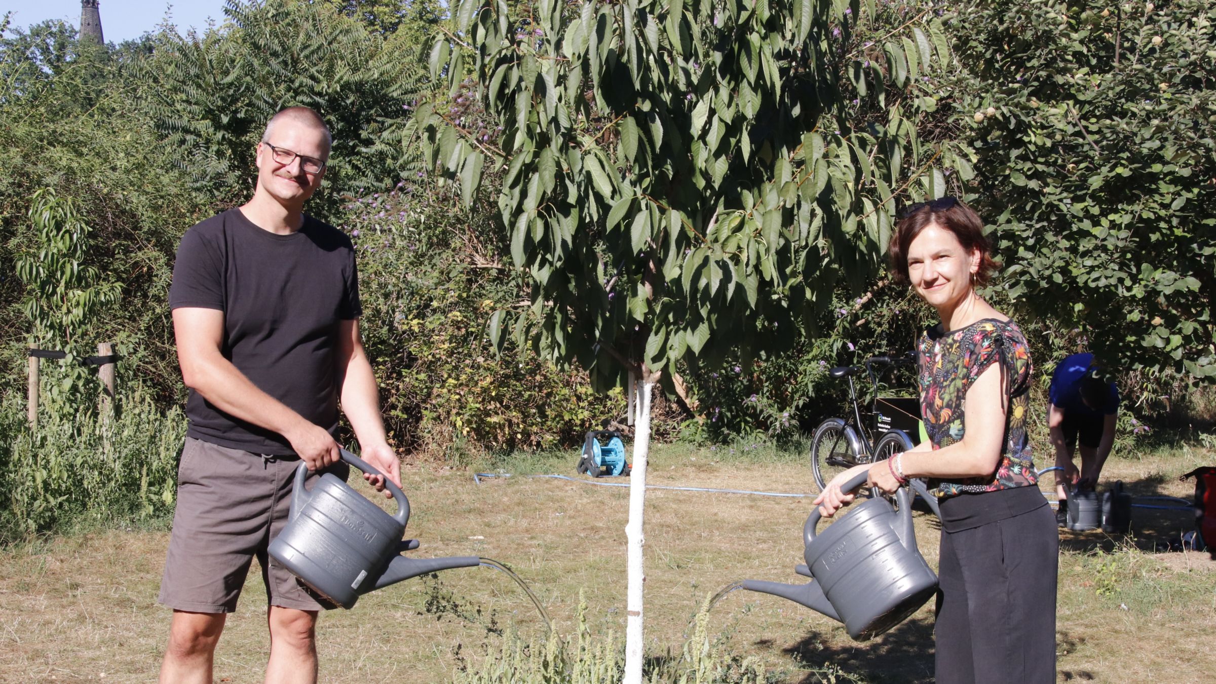 Heldenhaft gießen: Joachim Bartels und
Annette Rottmann halten die Gießgruppe zusammen. Foto: Anton Launer