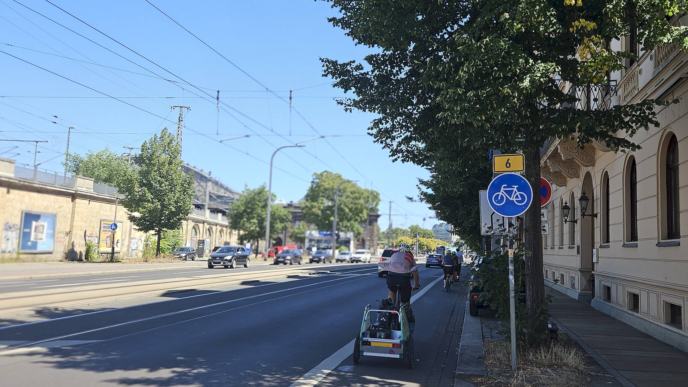 Der Radverkehr auf der Antonstraße soll ohne Parkbuchten sicherer werden. Foto: Anton Launer