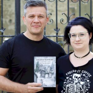 Krimi-Lesung in Katys Garage Ann-Marie Eßer-Wächtler und Marcus Wächtler haben gemeinsam einen Neustadt-Krimi geschrieben. Foto: Anton Launer