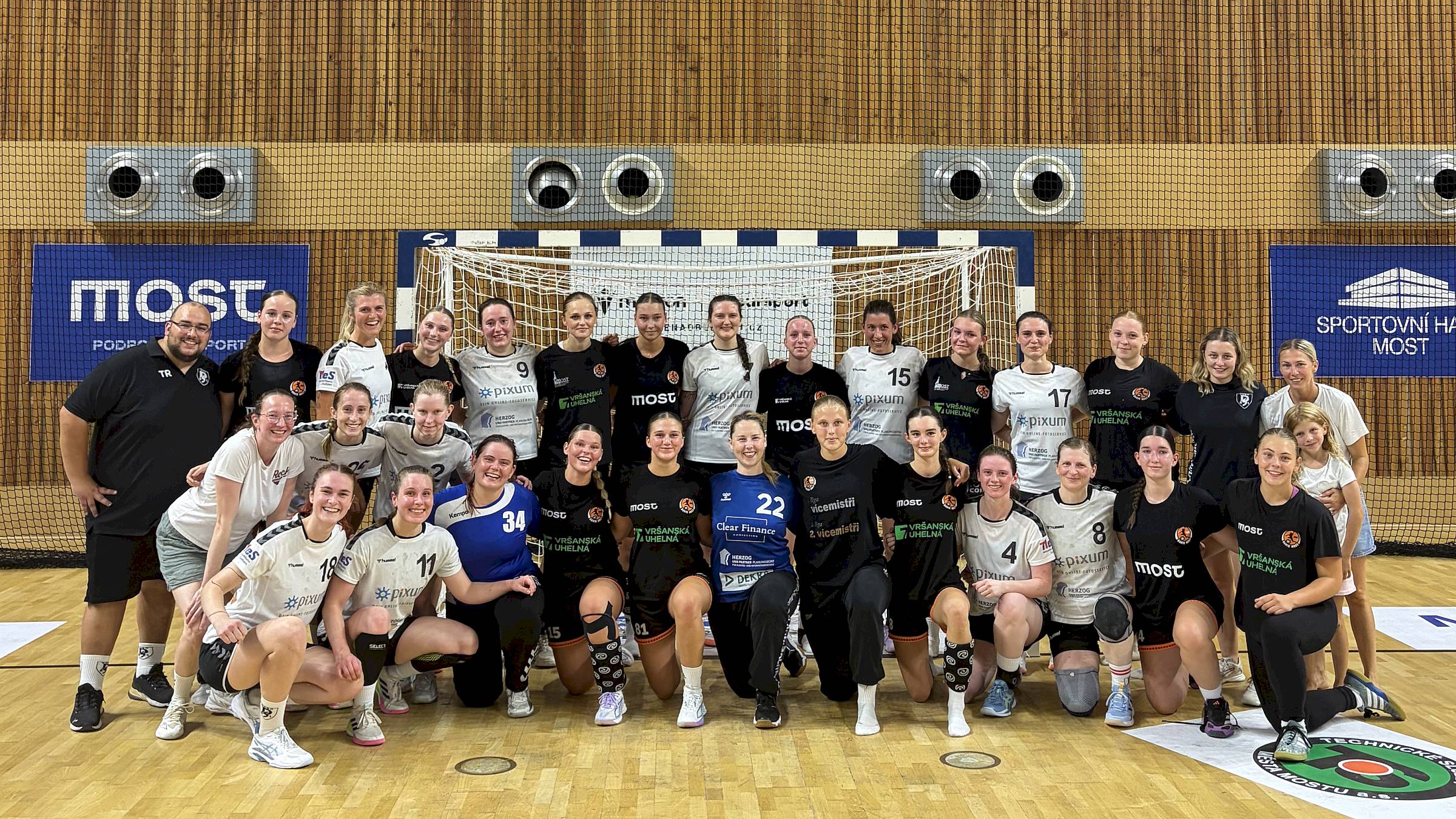 Konnten in Most wertvolle internationale Erfahrungen sammeln, die Frauenmannschaften der Sportfreunde 01 Dresden Nord - Foto: Sportis