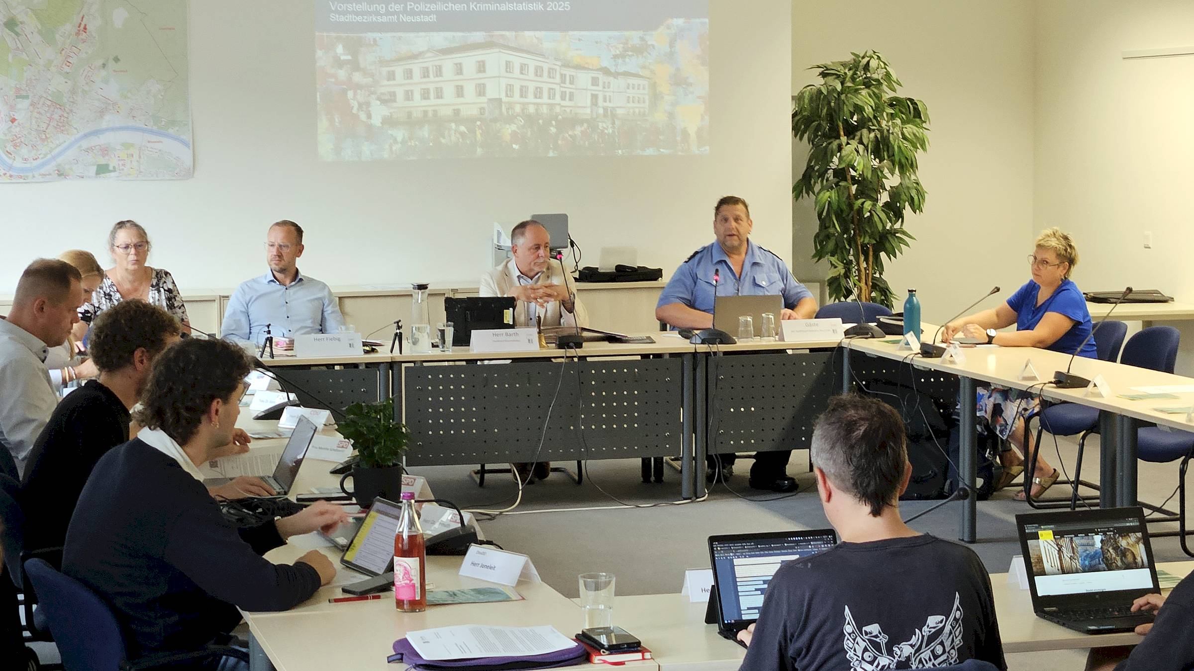 Bürgerpolizist Elko Reißig stellte die Polizeiliche Kriminalstatistik im Stadtbezirksbeirat vor. Foto: Anton Launer