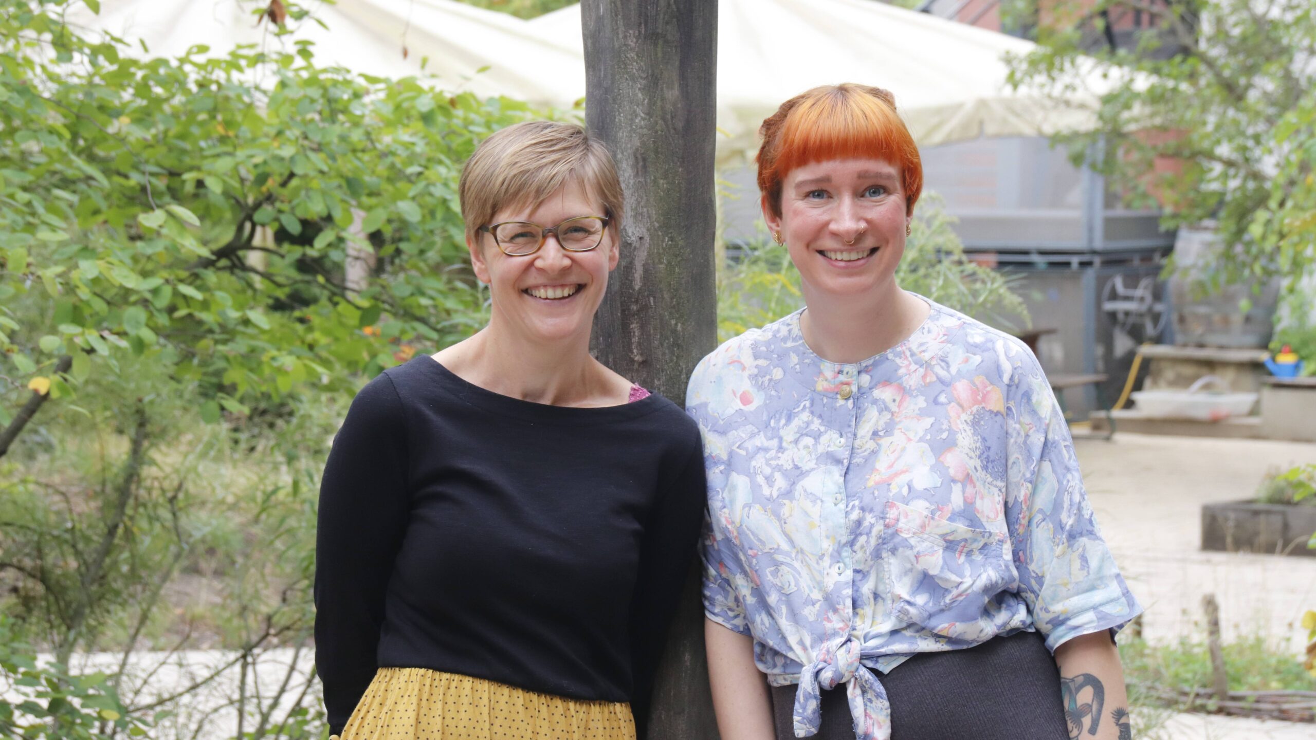 Kitaleiterin Evelin Wehde und Kindergärtnerin Maria Steglich im zauberhaften Garten der Kita - Foto: Anton Launer