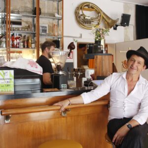 Matthias Peuker hat den Hut auf, der Pianist und Sänger wird im Tubinsky zum Barrista. Foto: Anton Launer