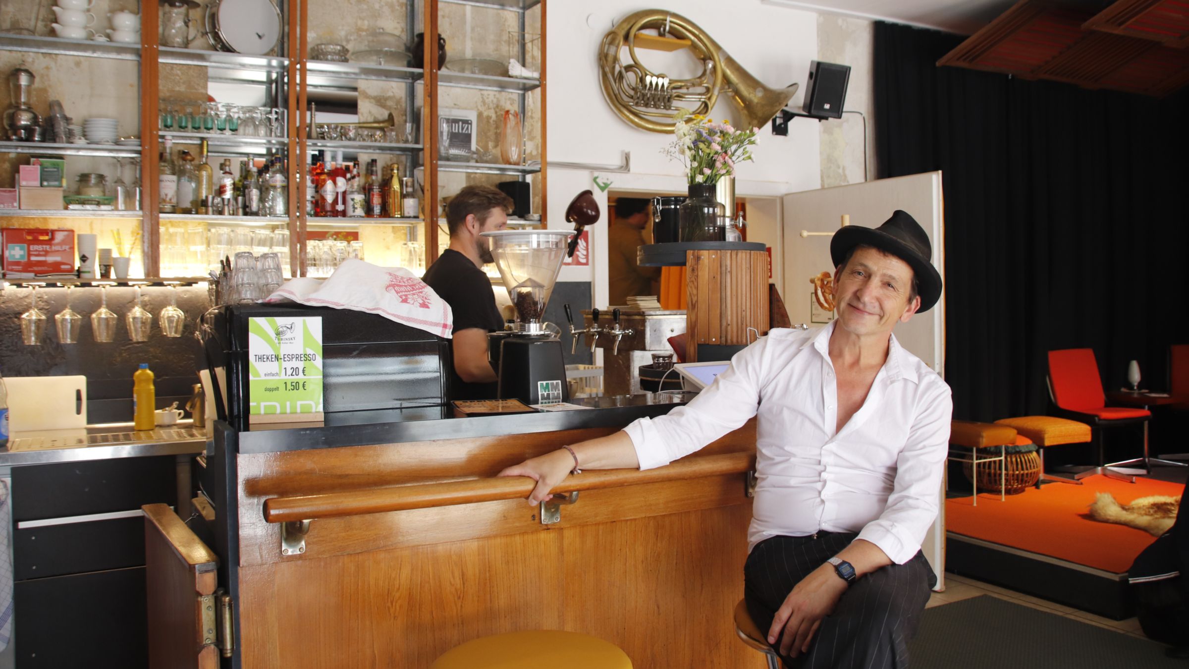 Matthias Peuker hat den Hut auf, der Pianist und Sänger wird im Tubinsky zum Barista. Foto: Anton Launer
