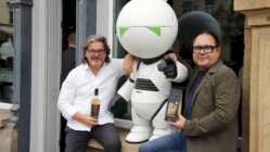 Neuer Nachbar: Whisky neben dem Milchladen Frank Leichsenring und Karsten Lehmann mit Maskottchen Marvin. Leichsenring hat ganz offensichtlich ein Faible für Douglas Adams - daher auch die Nummer 42 im Namen des Whiskys. Marvin soll künftig Gäste in den Laden locken. Foto: Anton Launer